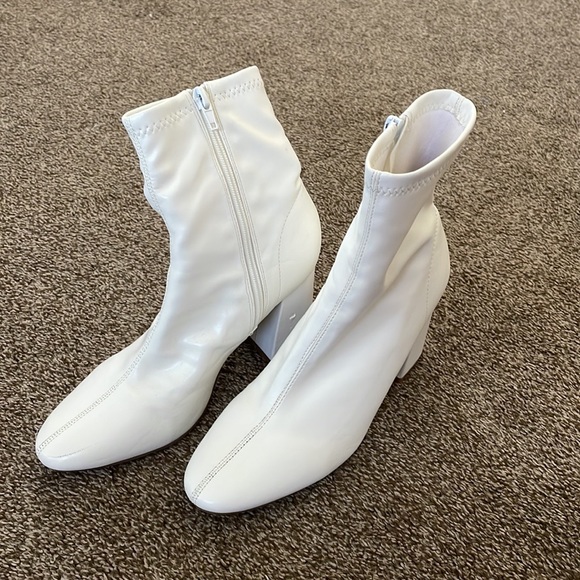 White boots size 7 - Picture 4 of 7